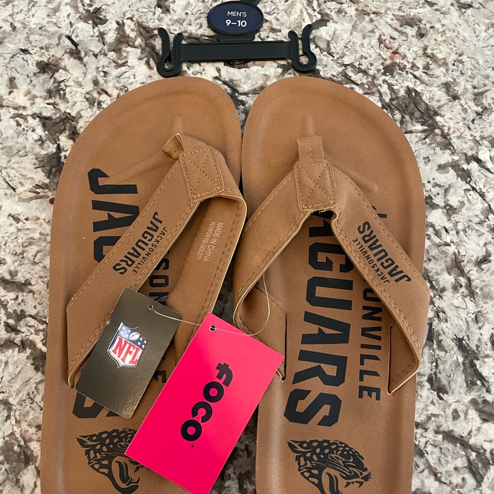 NWT NFL Jacksonville Jaguars Men’s 9-10 flip flops